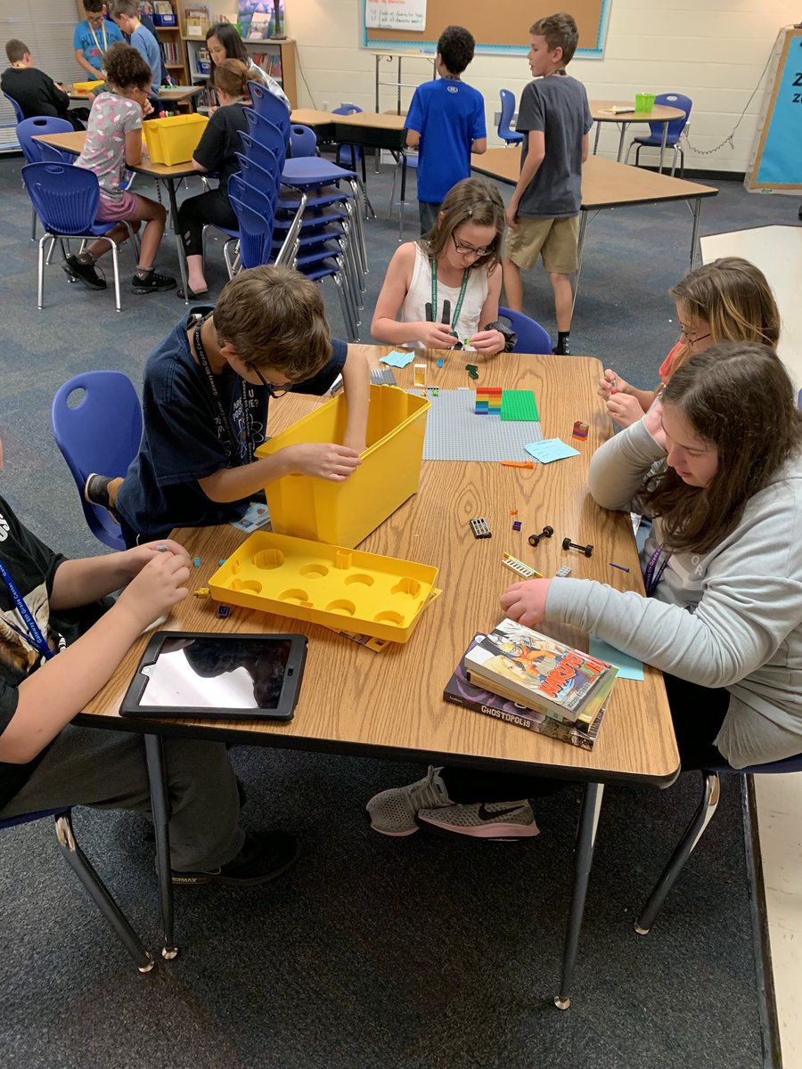 BritanyHarris15's tweet photo. Students are learning what they can earn with positive behavior each quarter! #minipaws #gogrizzliesNKC https://t.co/nidGIWzgz6