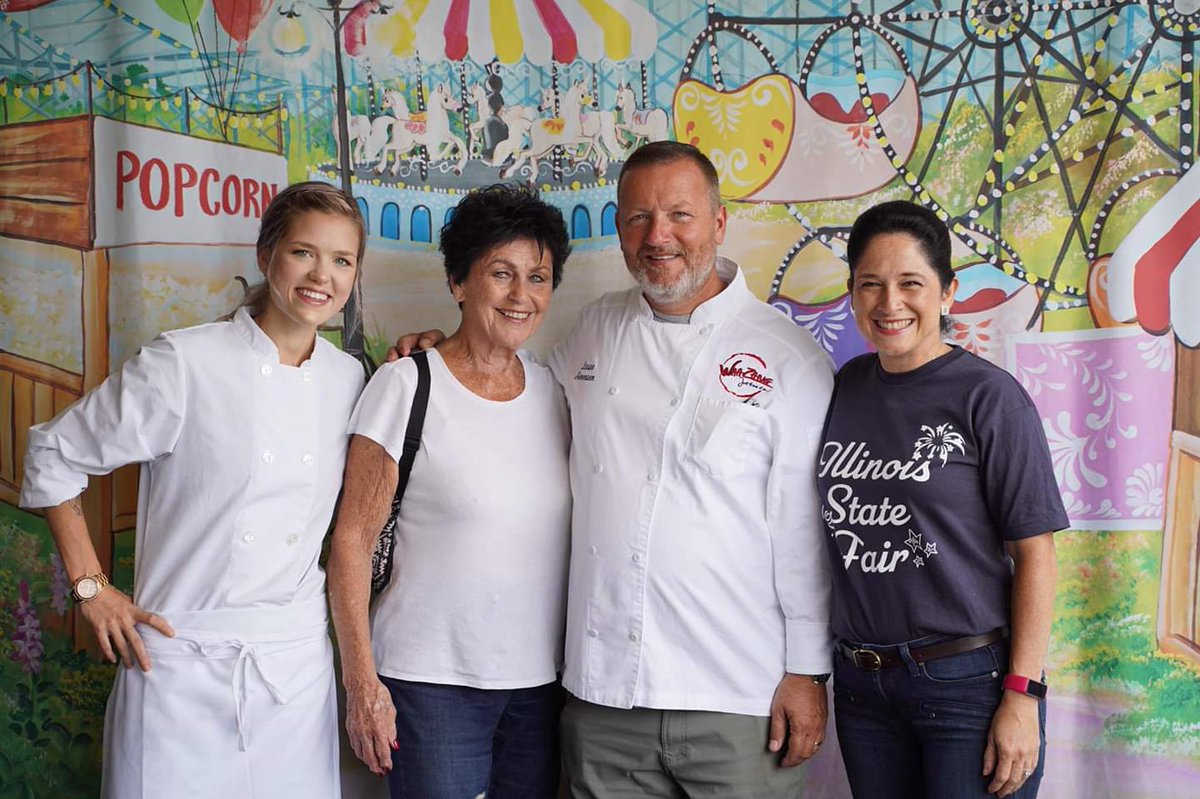 Chef Lasse and Chef Sissom teach the DuQuoin Elementary School's 3rd Grade class about healthy eating under the Comptroller's tent at the DuQuoin State Fair! 

Thank you to the Illinois Comptroller, Susana Mendoza, for hosting this #CulinaryKids event!

#healthyfood