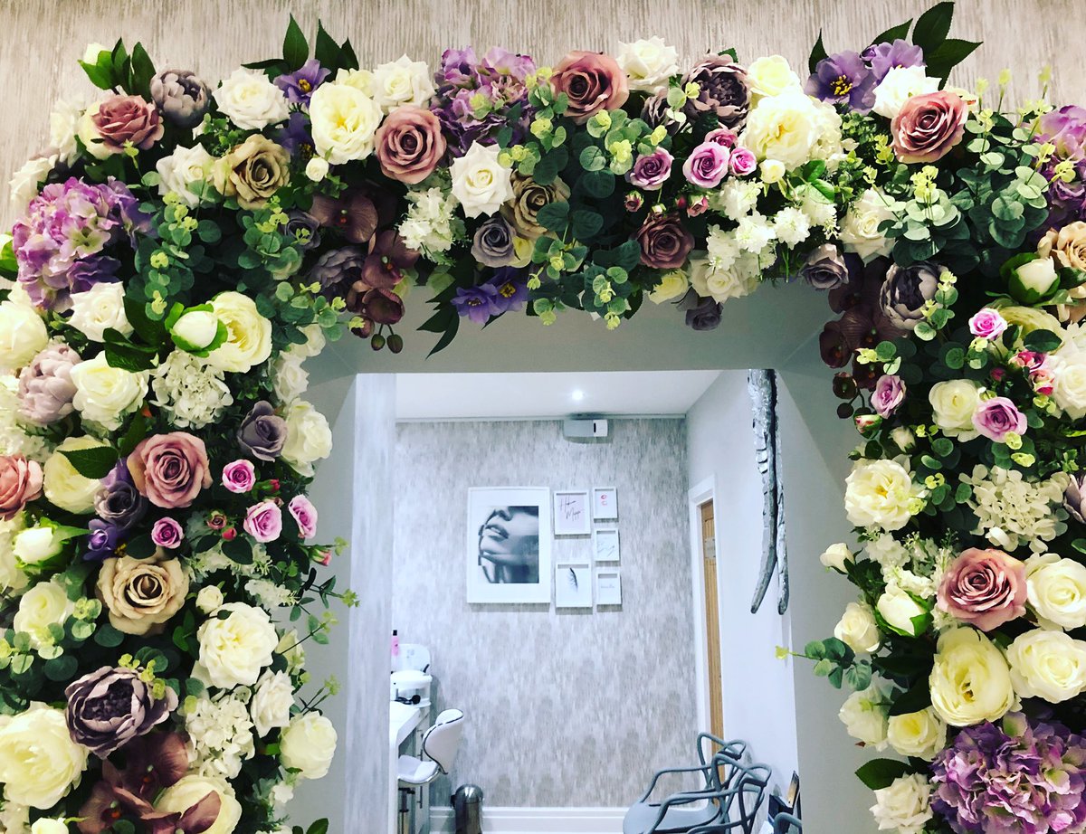 FionaRoseHQ's tweet photo. How stunning is this floral archway at a local #nantwich boutique. Top marks for guessing where I am 💆🏻♀️😁 #cheshirebusiness #timeforamassage @aromaassoc https://t.co/gLka7DRMON