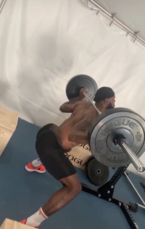 omgitsbirdman's tweet photo. LeBron ass better than most egirls https://t.co/5ACxGKtjsk