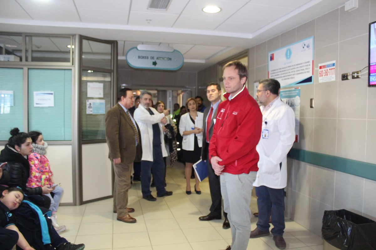 HCMagallanes's tweet photo. Un recorrido x dependencias de nuestro 🏥 fue la última actividad del Subsecretario de Redes Asistenciales @arturozunigaj "Quiero felicitarlos por como han mantenido este hospital después de 9 años de su entrega, se nota que lo cuidan y lo quieren"#MagallanesenMarcha https://t.co/ktnajbAEp7