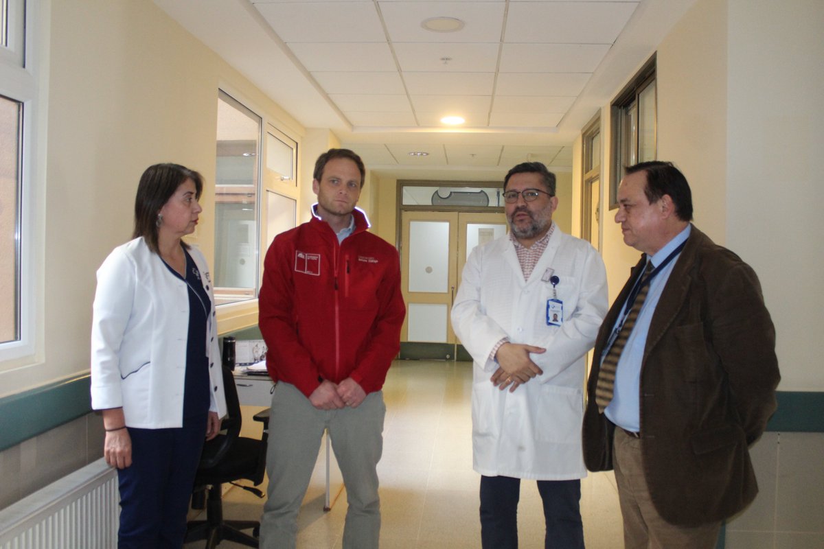 HCMagallanes's tweet photo. Un recorrido x dependencias de nuestro 🏥 fue la última actividad del Subsecretario de Redes Asistenciales @arturozunigaj "Quiero felicitarlos por como han mantenido este hospital después de 9 años de su entrega, se nota que lo cuidan y lo quieren"#MagallanesenMarcha https://t.co/ktnajbAEp7