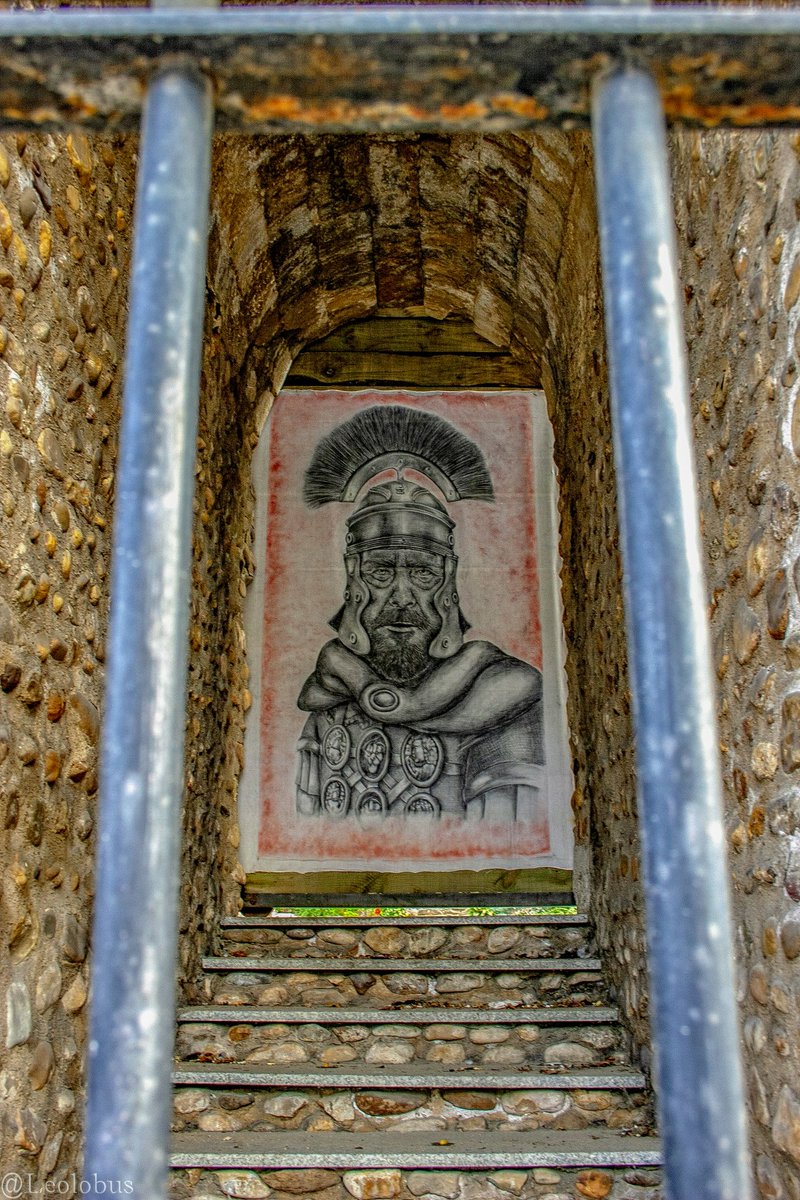 Pasea por #LeónEsp y descubre sus maravillas y rincones.

Un #centurión romano vigila a todos los paseantes y protege una de las entradas al #CastilloDeLeón.

#DescubreLeón ♥️🦁😍
<a href="/Esquinas_Leon/">Esquinas León</a>