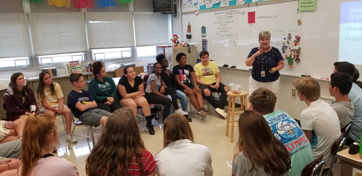 Who needs straight rows and desk when a circle works just fine? <a href="/YochMelissa/">Melissa Paparella</a> and I enjoyed being in your class today <a href="/SraRedford/">Sra. Redford</a>.  Nice job getting to know your S's! #mifflinsd <a href="/GovMifflinSD/">Governor Mifflin</a>