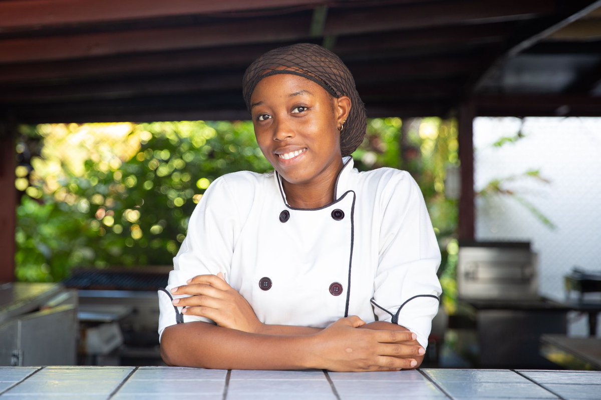 mountcinnamon's tweet photo. Have you met the #talented #Chef Aniah? 👩🏽‍🍳

You may not have, as she’s often behind the scenes #cooking up a #delicious dish, but you mat catch a glimpse at our #beach cabana’s open #kitchen.... feel free to say #hello if you do! 👋

#Grenada #grenadaexplorer #grenadalife https://t.co/eAjqGv35yC