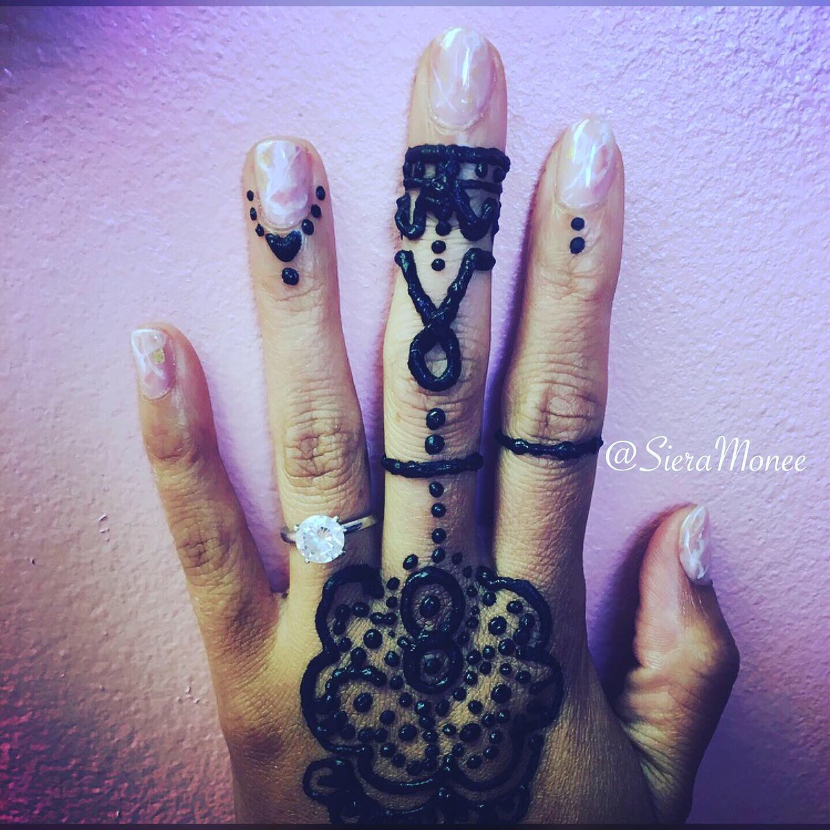 MoneeSiera's tweet photo. Henny Vibes ✌🏼#nailfie #nailinspiration #nails #nailsofinstagram #henna #vibes https://t.co/JwEK0BUDVn