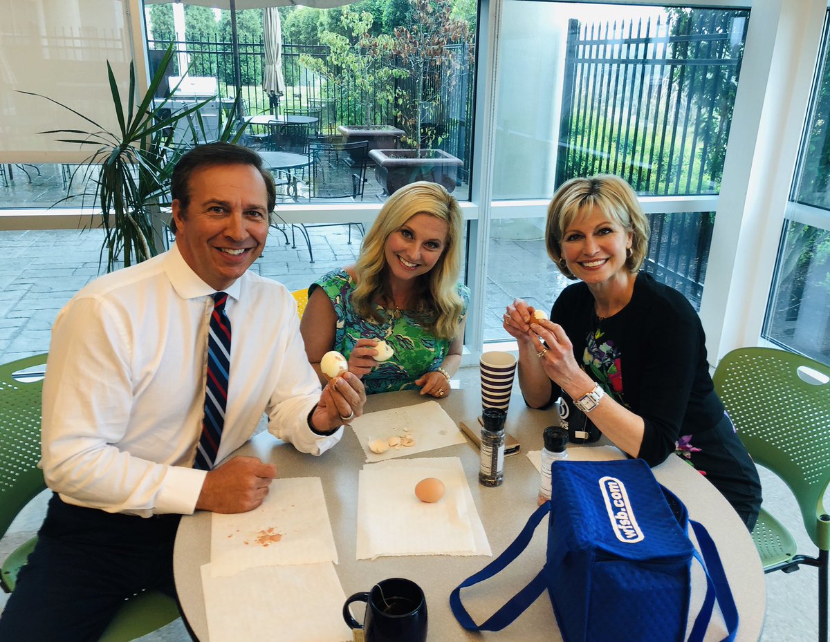 Hard boiled 🥚and @bigelowtea break before the news with @DeniseDAscenzo & @karasundlun! What’s your afternoon pick me up? See you on the news at 5 on @WFSBnews