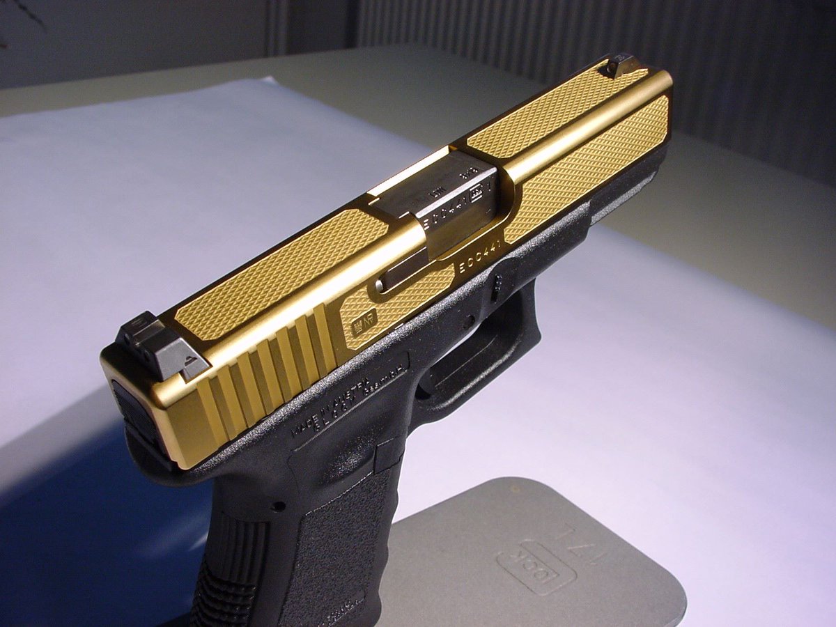 Gold Glock 19. #glock. #glock19. pic.twitter.com/Rhns7wHO4O. 