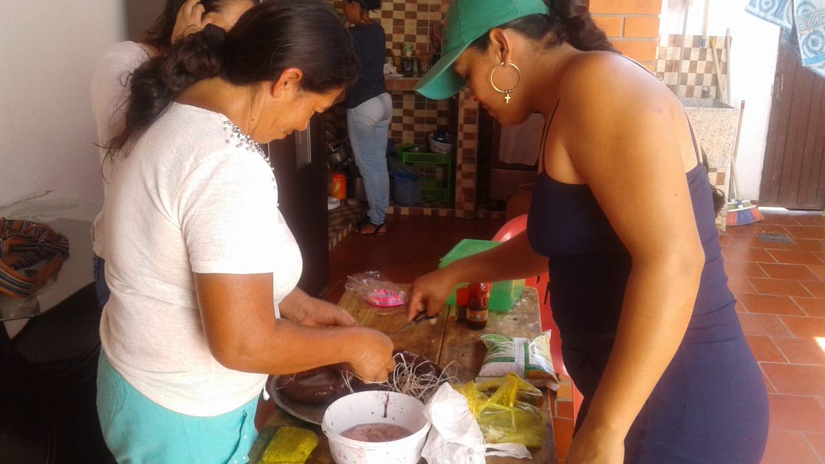 Obusinga's tweet photo. Doña Ma. Teresa y Adriana Gomez, maestras del Municipio Los Santos se lucieron con las preparaciones de sancocho y rellenas Santeras; Proyecto apoyado por @mincultura https://t.co/A57gk8hRLo