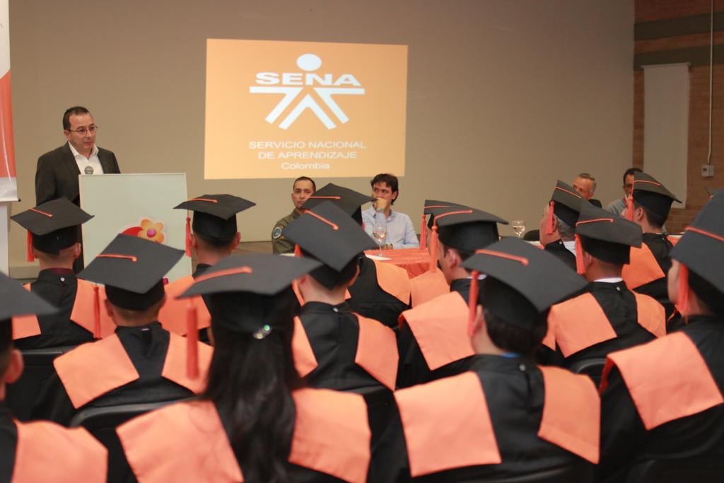SENAComunica's tweet photo. Hoy nos vestimos de #OrgulloSENA 🎓 | En #Rionegro #Antioquia certificamos la 1era cohorte de Técnicos en Mantenimiento de Aeronaves ✈️. Una apuesta de la Entidad para cualificar el talento humano de la industria aeronáutica nacional 🇨🇴. https://t.co/OXBIo3e5NJ