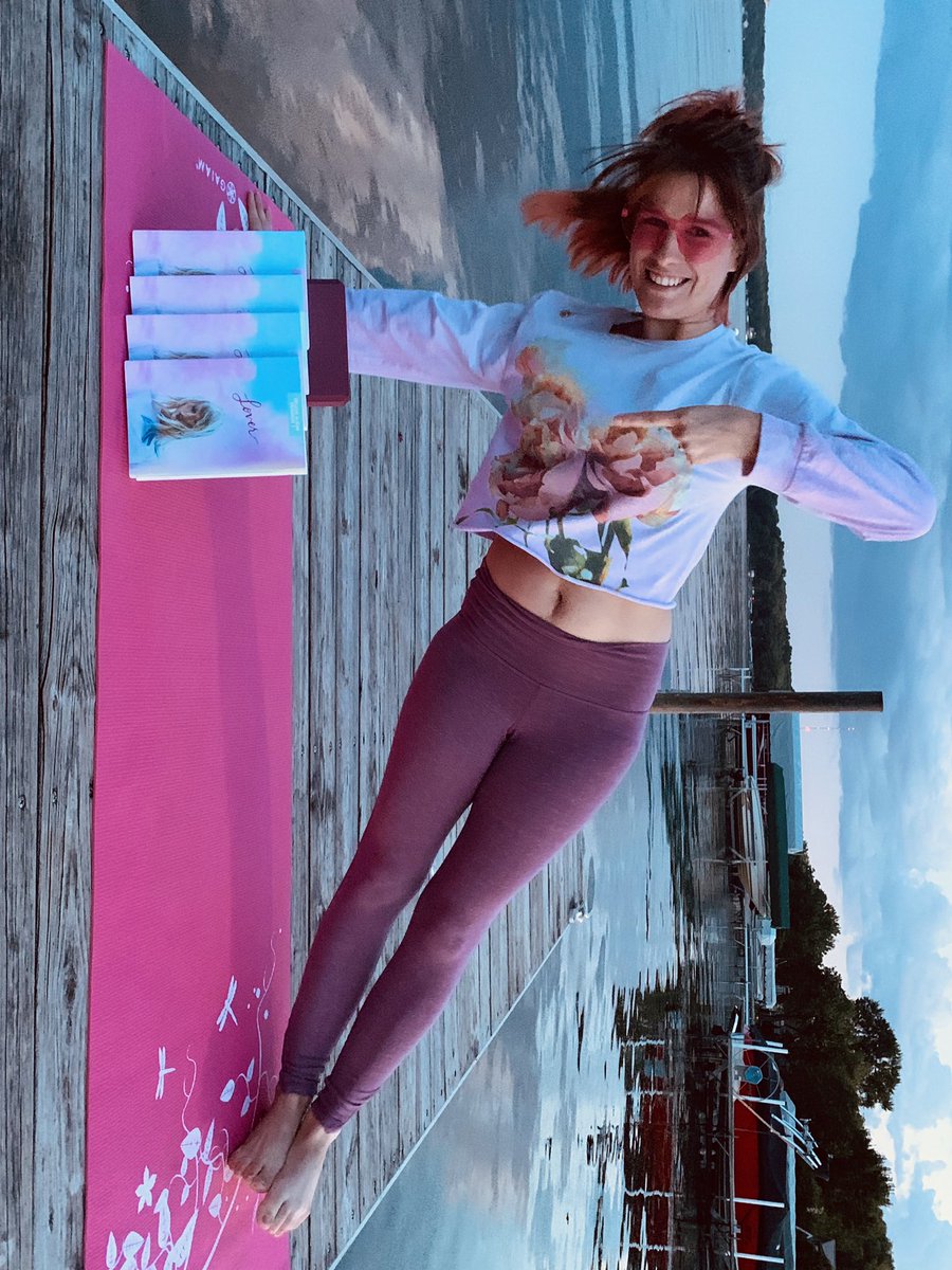 fearlesslily13's tweet photo. I LOVE TAYLOR SWIFT @taylorswift13 @taylornation13 @treepaine (and Paris) #pleaseinviteme https://t.co/Dzn3dxqbPe