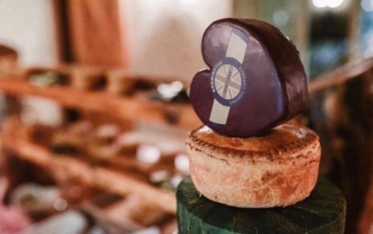 A pie and cheese wedding cake?? How good does that sound 😍 

Thank you so much to Brie Mine U.K. for sharing these gorgeous photos with us! We especially love the cake topper 😉 

Shop our cheese wedding cakes now: bit.ly/2JRFOxs #WeddingHour