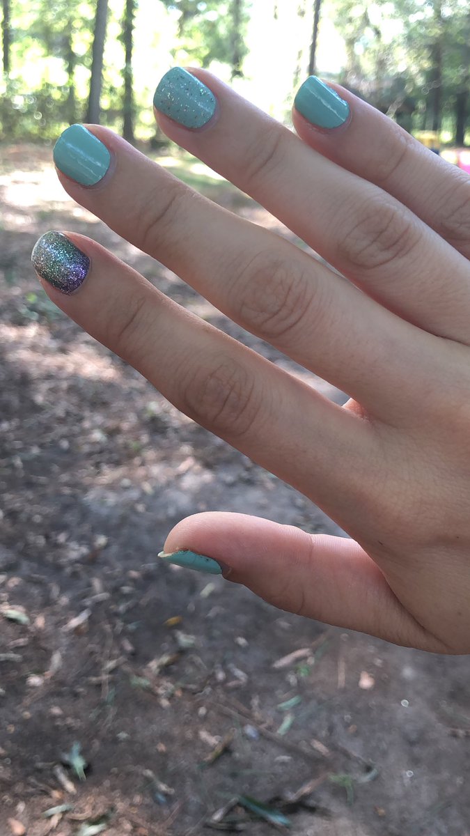 ShutterbugMad's tweet photo. One week old mani still looking fresh 😍✨ https://t.co/foFwFvmpYR