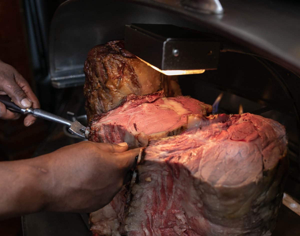 LawrysChicago's tweet photo. Our tender, juicy prime rib is cooked to perfection and will melt in your mouth! #PrimeRib #DeliciousFood #Lawrys https://t.co/IQAMXXq5TM