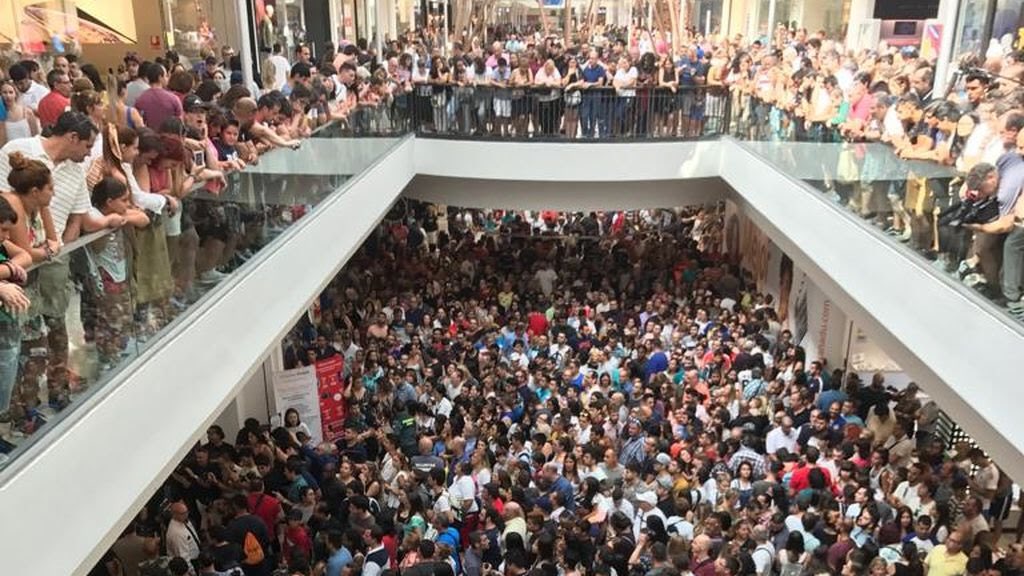 adrianpgl's tweet photo. Nunca pensé que viviria para ver gente haciendo cola por la apertura de un bazar chino 😁 #aliexpressMadrid https://t.co/to6JUiEEhC