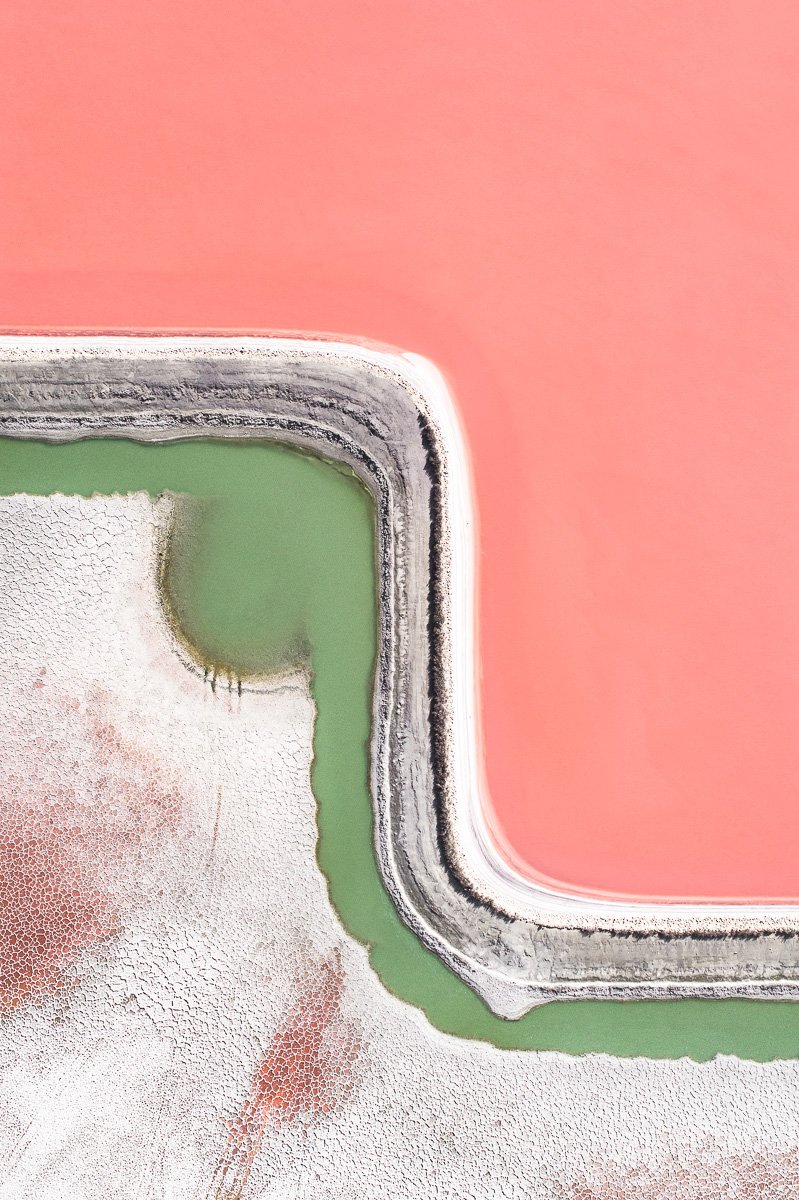 serpientedegas's tweet photo. Tom Hegen sacó unas fotos aéreas terribles de salinas, documentando como va cambiando el color del agua, de acuerdo a la salinidad del estanque. Son todos cuadros o remeras de aynotdead. https://t.co/oyWvscobsQ
