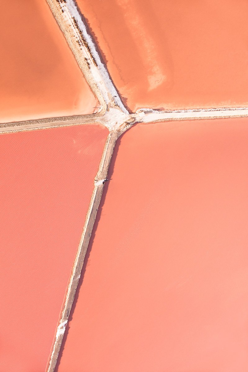 serpientedegas's tweet photo. Tom Hegen sacó unas fotos aéreas terribles de salinas, documentando como va cambiando el color del agua, de acuerdo a la salinidad del estanque. Son todos cuadros o remeras de aynotdead. https://t.co/oyWvscobsQ