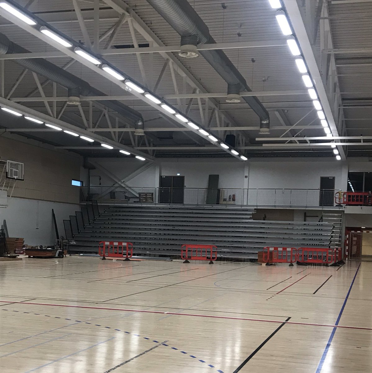 Hálfnaðir að vippa upp stúkunni og Kórinn á hraðri leið með að vera eitt flottasta hús landsins. Verður svipað og Ásvellir. 1500 manns á fyrsta leik í Olís. #hkalltafhk #liðfólksins #handbolti