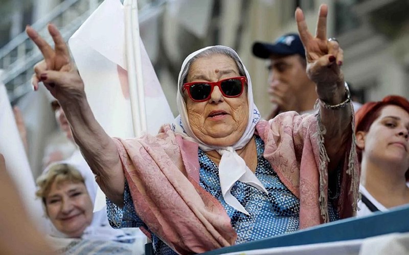 toma_cultura's tweet photo. Esta abuelita no tiene olor a naftalina.
Tiene olor a pólvora.
#NoAlGolpeKirchnerista https://t.co/CsGJdjf4bx