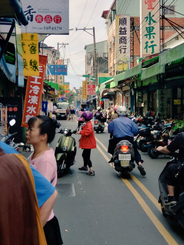 Coco_Miyoko's tweet photo. 4/8 While in Taiwan I took pics of cityscapes. They remind me that most people just want to live in peace & harmony. #WednesdayThoughts #TaiwanAdventure https://t.co/q4PzBmqRd0