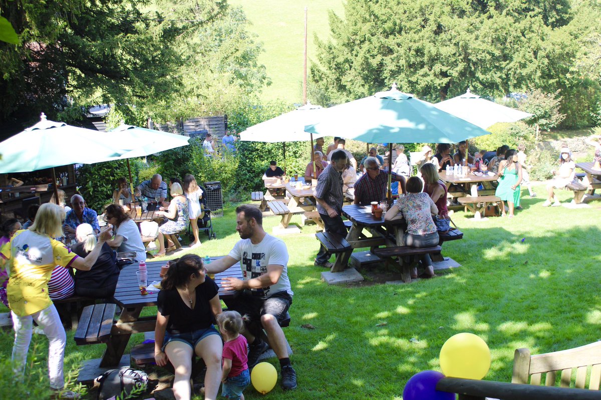 Beautiful views and the perfect place to relax with family and friends 😍🌸☀️

#beergarden #stunningviews #surreypub #countryside #localales #foodanddrink