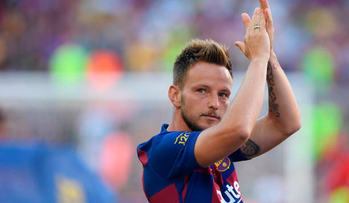 ElRonceroDelFCB's tweet photo. Rakitic, un tío que vino en 2014 y desde el primer partido ya parecía que llevara toda la vida en el club, siempre profesional, pocas veces ha tenido problemas, siempre lo ha dado todo...

Entiendo que sea su hora de irse, pero yo NUNCA insultaré a un tío que nos ha dado tanto. https://t.co/YE7walCQHF