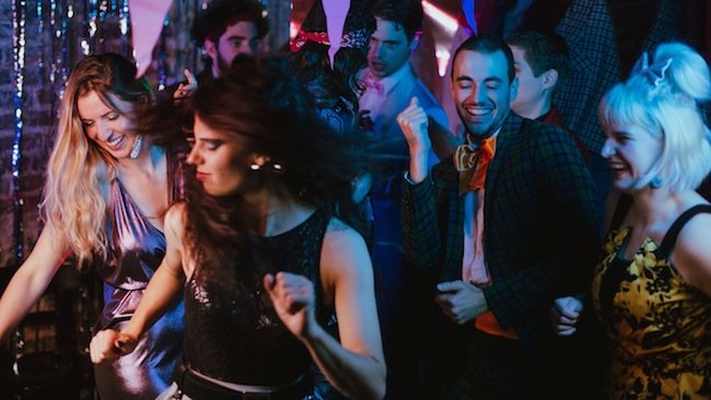 apartestheatre's tweet photo. #OFF19 Foncer sur la piste de danse des amours et angoisses adolescentes avec le drama king "Platolove", adaptation théâtrale jouissive du fou "Platonov" de Tchekhov par le Collectif Mirari.
https://t.co/Pul6Uxq8oW https://t.co/LzrhU6ZiUN