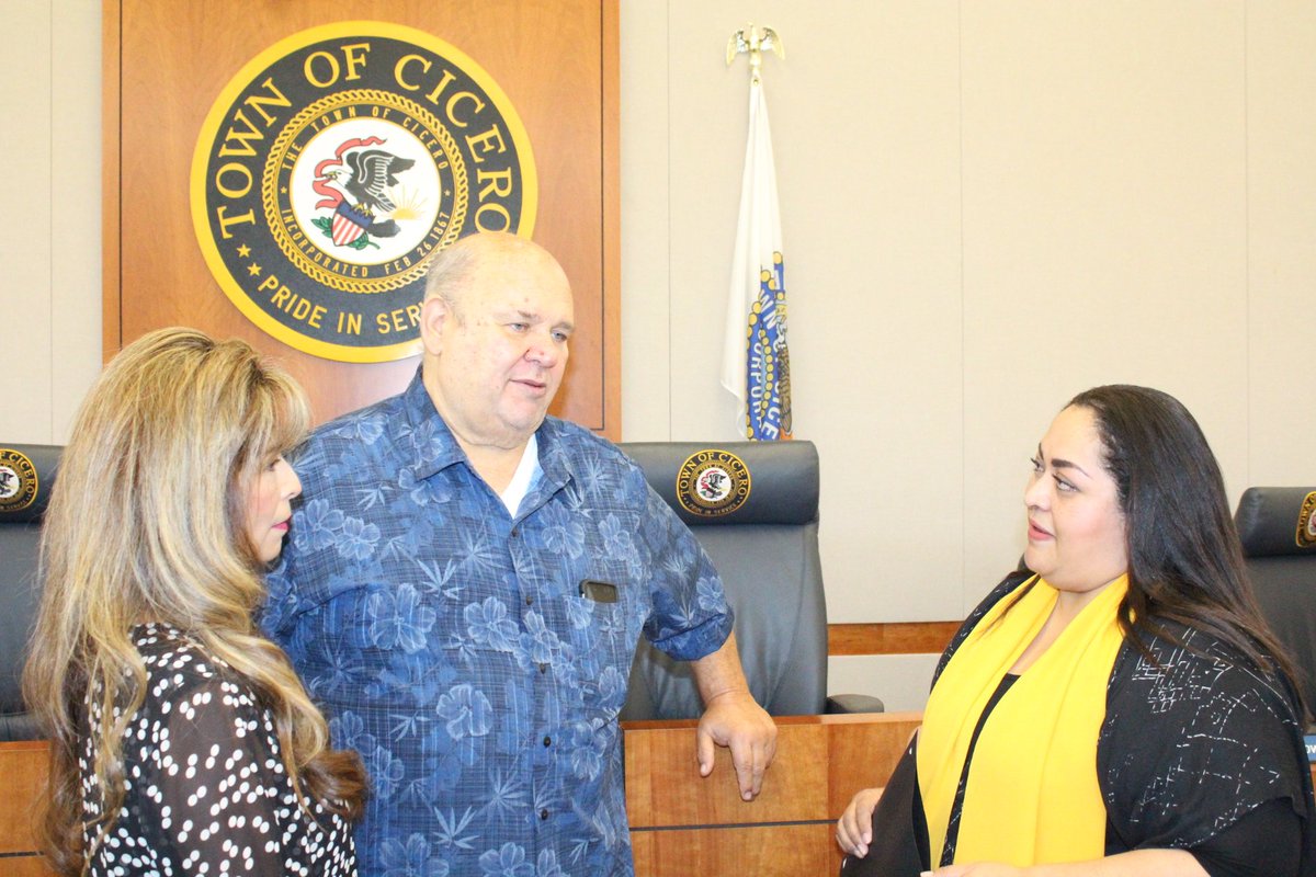 ConsulMexCho's tweet photo. Cónsul @ReTorrMe presentó al equipo y servicios que ofrece @ConsulMexCho en #Cicero durante sesión del Cabildo. Gracias a las autoridades y Presidente #LarryDominick por su hospitalidad. Reiteramos compromiso para servir a los🇲🇽que representan cerca del 80% de la población total. https://t.co/fB1YnQ3zv7