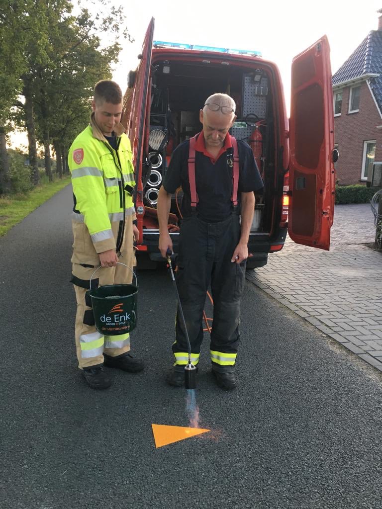⁦<a href="/ArthurBerends/">Arthur Berends</a>⁩  zelf de ⁦@enk_groenengolf⁩  emmers zijn bij de brandweer in gebruik. Het moet niet gekker worden 😉