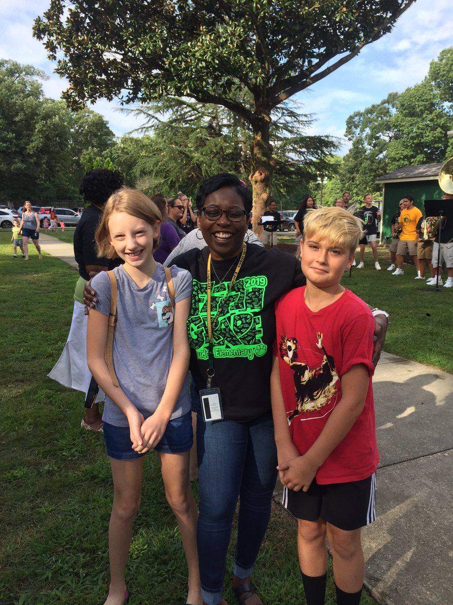 JGoodwin09's tweet photo. Special thanks to the @YCSD Bruton zone for supporting our newest @GoQLMS panthers today! @bhspantherband @CaraTownsend1 @MKirkMES 5th grade Teams &amp; Counseors from #wmeStars &amp; #mescubs https://t.co/SvHS0gBYpw