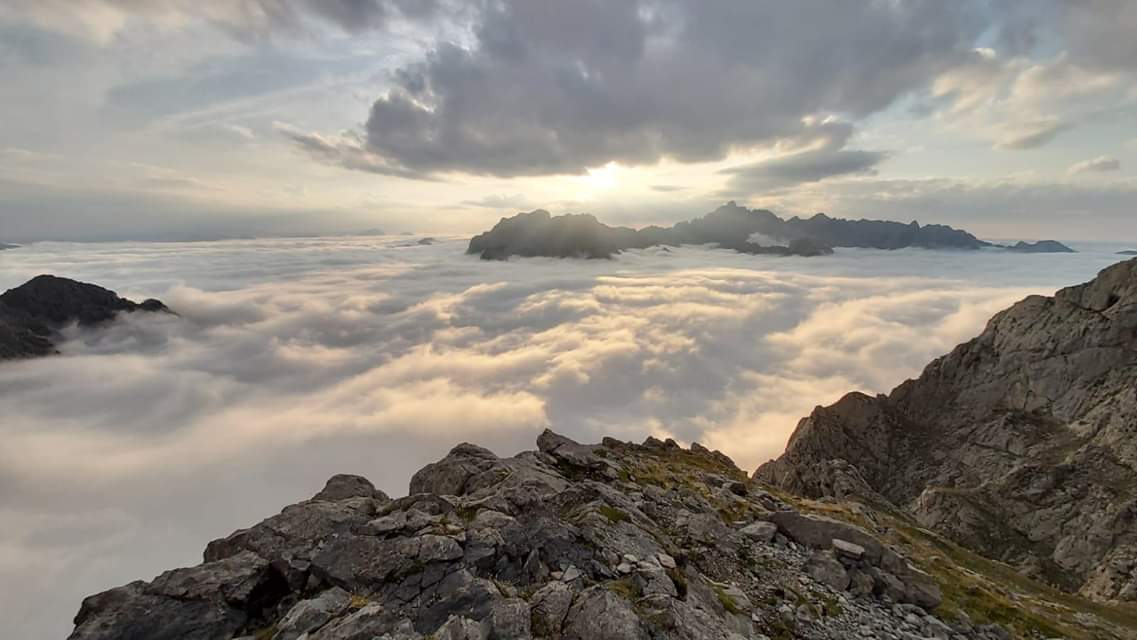 Desde Collado Jermoso, con este impresionante mar de nubes, en pleno corazón de #PicosdeEuropa #Leonesp, despedimos el día.

Foto: Javier Reyero Díez

¡Buenas noches! 😊