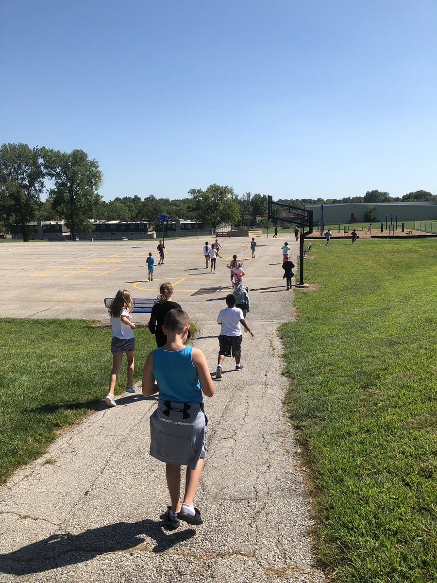Room 28 enjoying their MUCH EARNED extra recess!! @LWPawPride <a href="/LWNKCSD/">Linden West NKC</a>