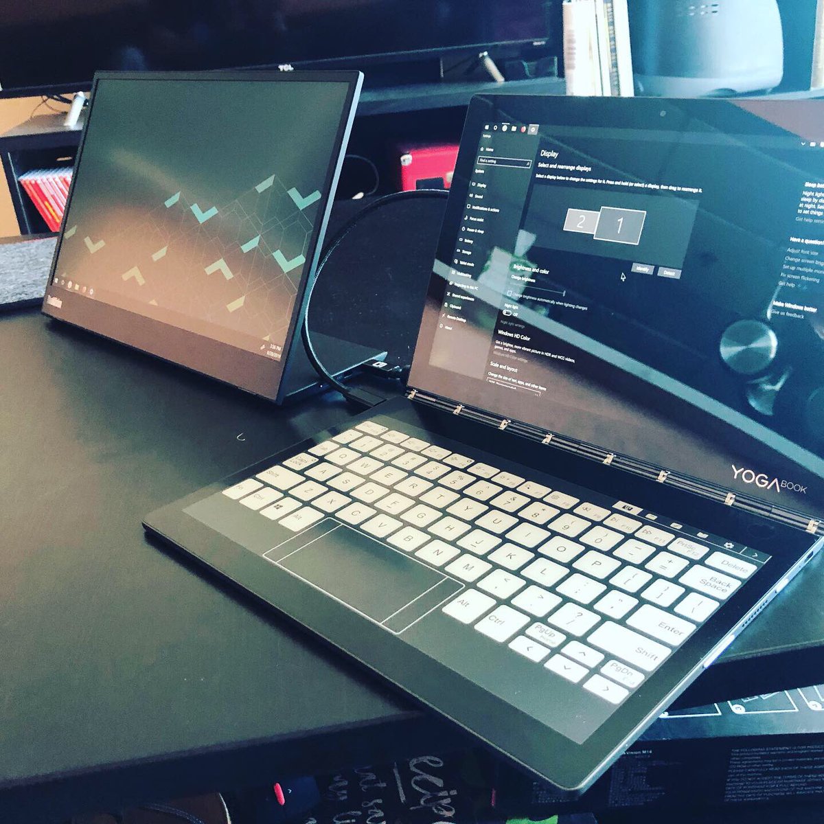ArthurHWalker's tweet photo. #Lenovo #Thinkvision #M14Monitor can be pushed by a #YogaBookC930 without being plugged in. Not sure what the battery drain is like, but... don’t care. This is awesome. https://t.co/nMiNkg51cI