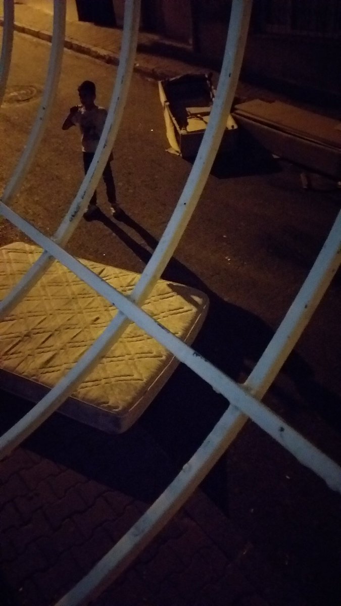 Nusaybin51's tweet photo. Bizim binada bir tane hacı dayı var gündüz bir tane ufak çöp bulsa herkese bu çöpü kim attı diye ama kendisi çöpün alasını sokağa atıyor https://t.co/18pa0di6LH