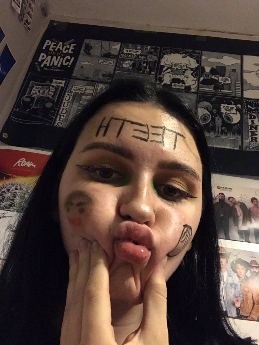 lizziejaynee's tweet image. everyone does good makeup for #TEETH but i tjink mines the most amazing with @Calum5SOS on my cheek xox @5SOS #5SOSTEETH #TEETH5SOS @Michael5SOS @Ashton5SOS @Luke5SOS