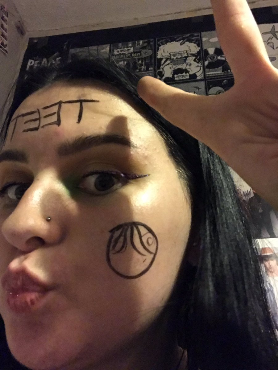 lizziejaynee's tweet image. everyone does good makeup for #TEETH but i tjink mines the most amazing with @Calum5SOS on my cheek xox @5SOS #5SOSTEETH #TEETH5SOS @Michael5SOS @Ashton5SOS @Luke5SOS
