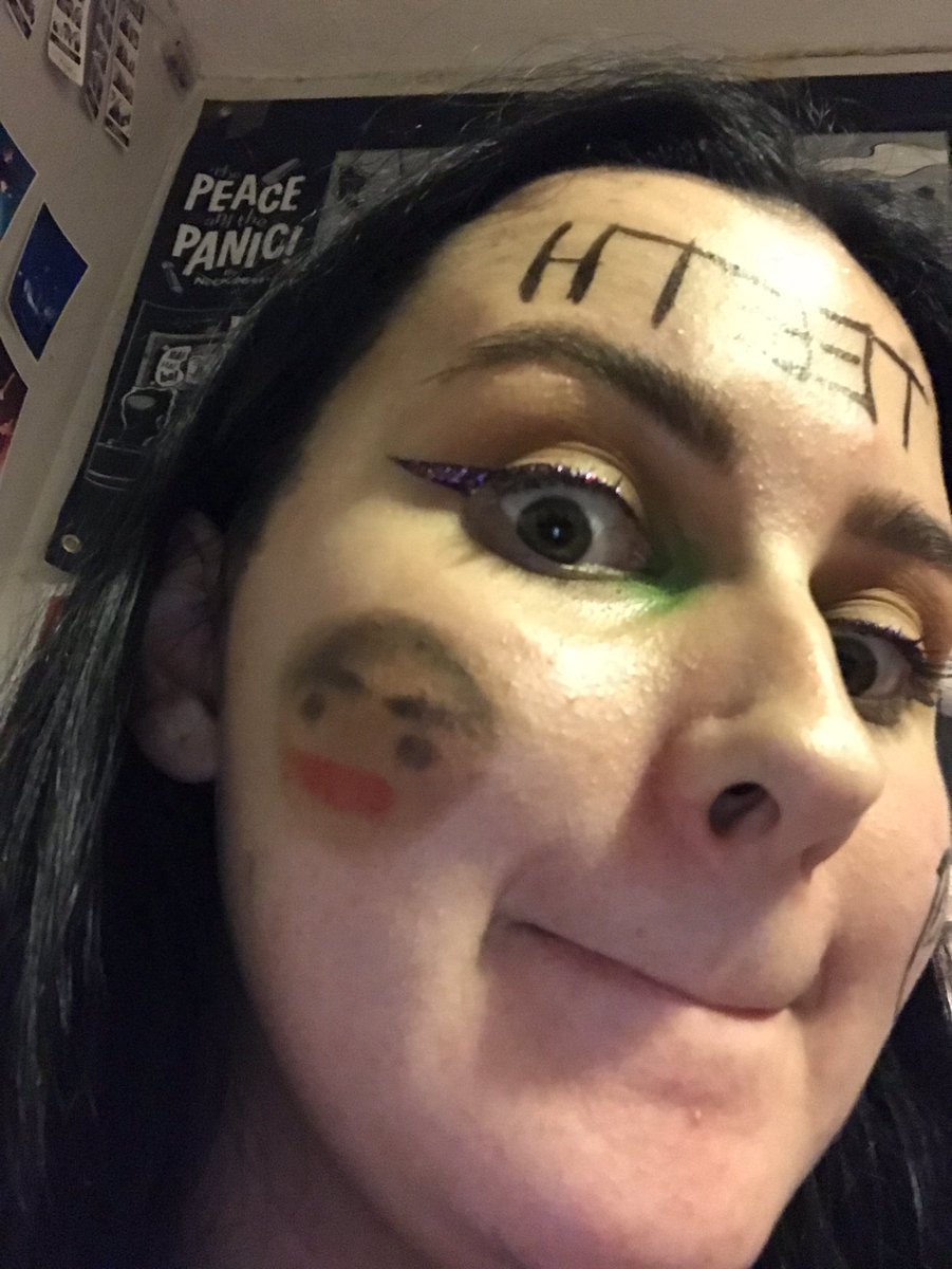 lizziejaynee's tweet image. everyone does good makeup for #TEETH but i tjink mines the most amazing with @Calum5SOS on my cheek xox @5SOS #5SOSTEETH #TEETH5SOS @Michael5SOS @Ashton5SOS @Luke5SOS