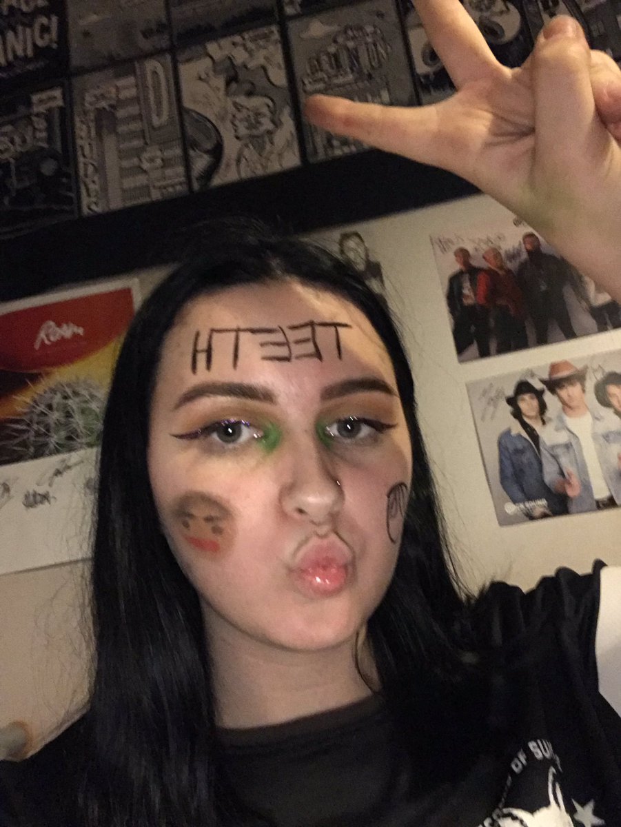 lizziejaynee's tweet image. everyone does good makeup for #TEETH but i tjink mines the most amazing with @Calum5SOS on my cheek xox @5SOS #5SOSTEETH #TEETH5SOS @Michael5SOS @Ashton5SOS @Luke5SOS