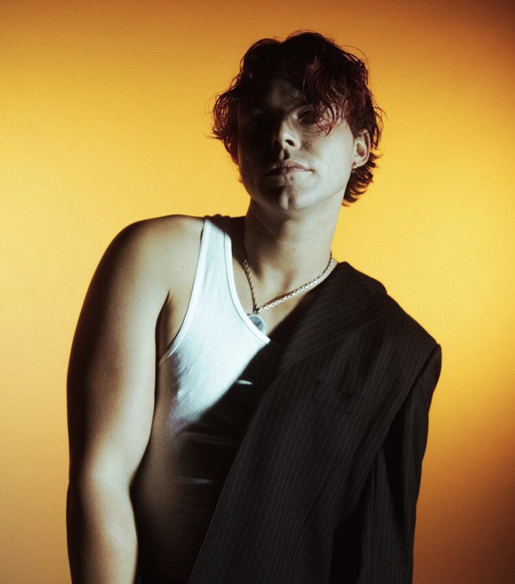 Airwiners's tweet image. Don’t know if I’m gonna make it out alive after these pics! #TEETH5SOS  @Ashton5SOS