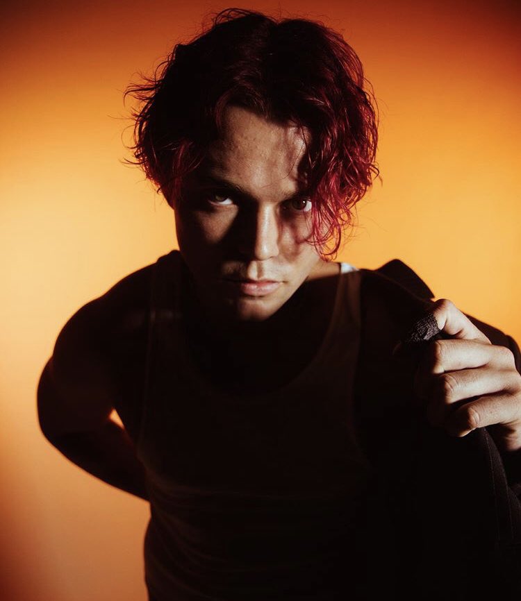 Airwiners's tweet image. Don’t know if I’m gonna make it out alive after these pics! #TEETH5SOS  @Ashton5SOS