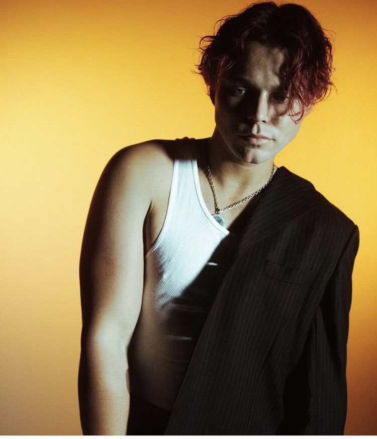 Airwiners's tweet image. Don’t know if I’m gonna make it out alive after these pics! #TEETH5SOS  @Ashton5SOS