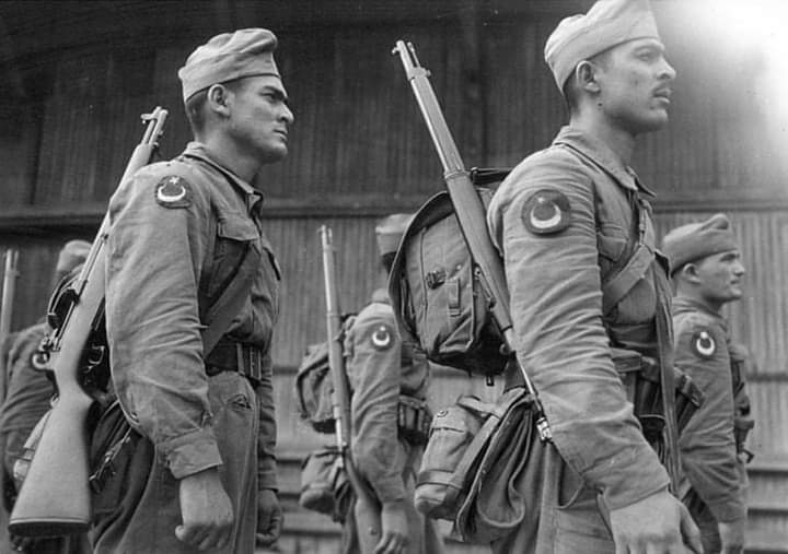 weepdark's tweet photo. 1935 ve Türk asker birligi https://t.co/B1rMQSD3a9