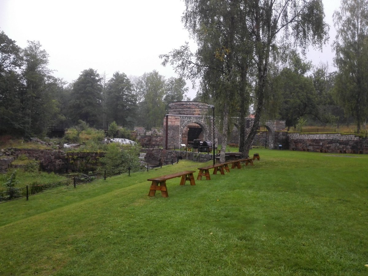 kristallnaach's tweet photo. Auf dem Heimweg hatten wir eine super Idee..in Erinnerung schwelgen geht auch bei Regen
#Borgvik's #Hyttruinen
#Grums #Grumskommun
#Schweden 🇸🇪 #Elchenländle19 https://t.co/ywcph5zmqu