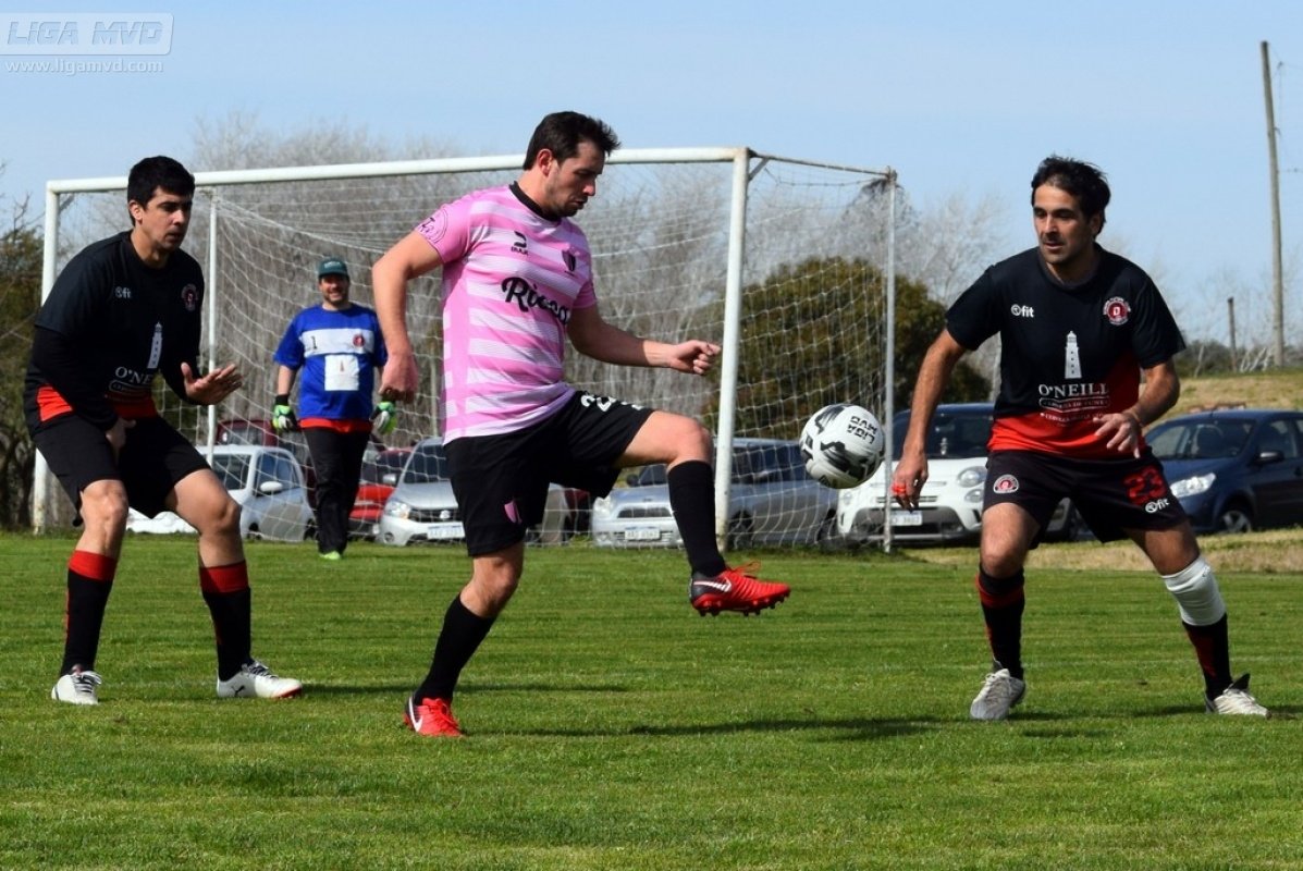 algunas fotos del último partido, galería completa en: mas33.ligamvd.com/galerias_show/… <a href="/LIGA_MVD/">LIGA MVD</a>