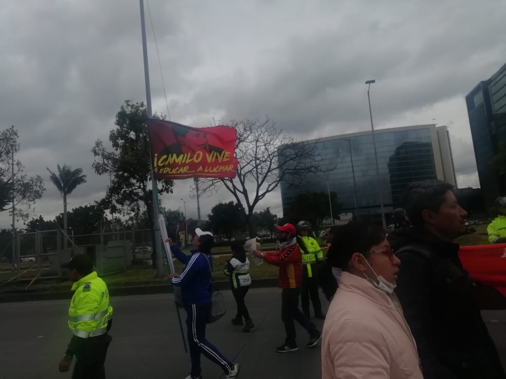 TrochandoCiudad's tweet photo. #VamosConFecode Maestros salen a las calles, en la defensa de la educación pública, la dignificación de la profesión docente y la defensa de la vida de los maestros del país. https://t.co/LHIuezdckE