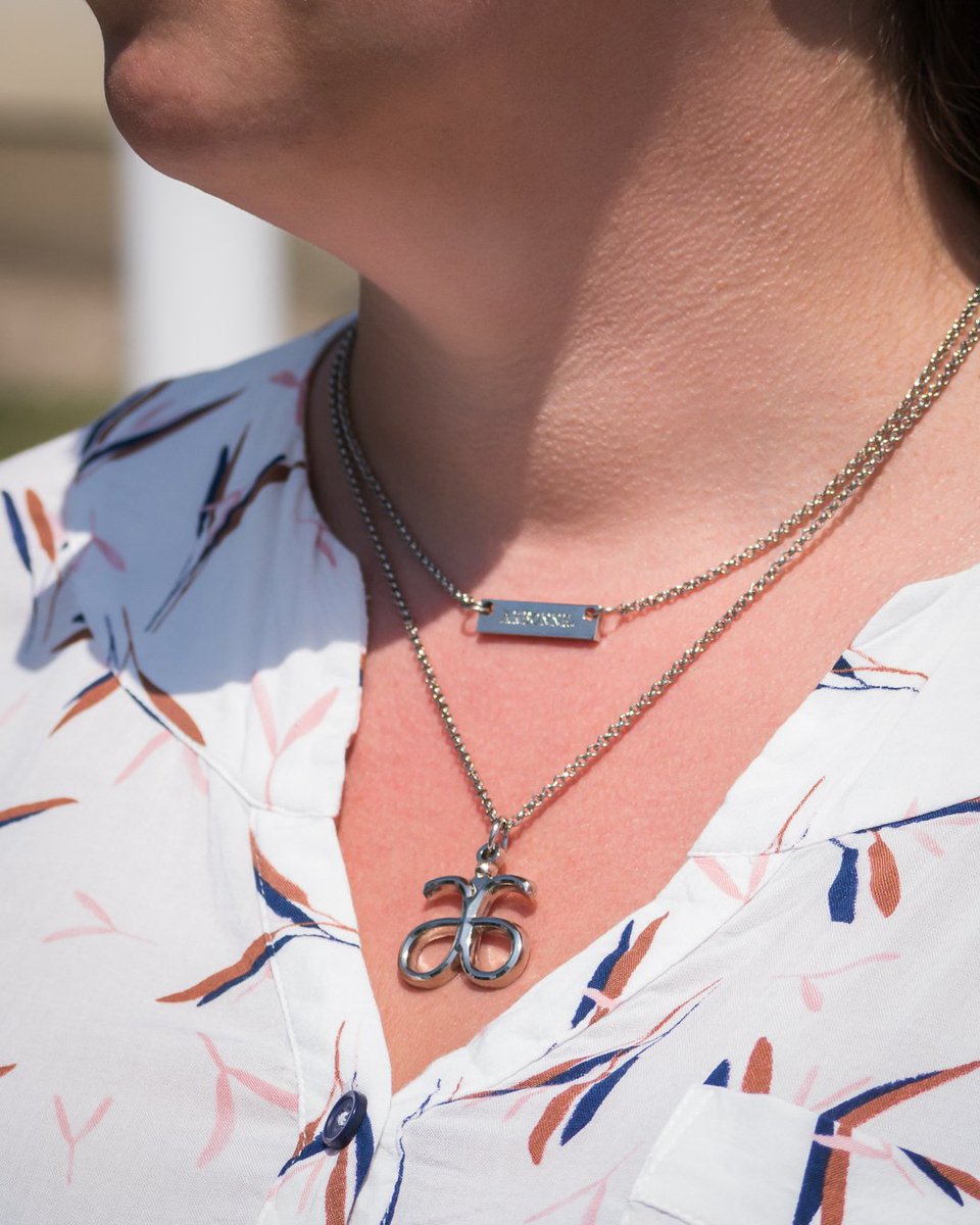ArbonneCanada's tweet photo. Notre directrice principale du développement des affaires, Isabelle, est magnifique avec ces colliers superposés Arbonne et ce bracelet assorti. 

Chaque collier et bracelet est vendu séparément. Arrêtez-vous à la Boutique Arbonne à la CNTC pour obtenir les vôtres! https://t.co/NN55ZeMyuN