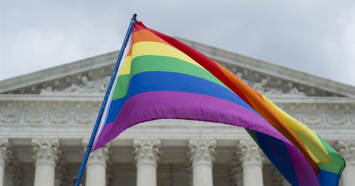 Gay workers not covered by civil rights law, Trump admin tells Supreme Court ow.ly/zbVW50vMxFb via <a href="/NBCNews/">NBC News</a>