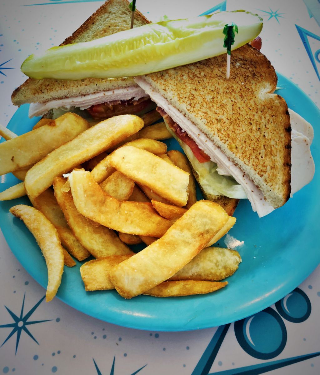 MouseWait's tweet photo. Ramone’s Low and Slow Turkey/Bacon Club with wonderful Streak Fries and a really great Dill Spear✨a favorite every trip $11.14 after AP discount. “Will you still love me tomorrow” on the jukebox! By Bob #MouseWait #Disneyland #flosdiner #DisneylandPark #disneylandfood #carsland https://t.co/jyRS3U5clq