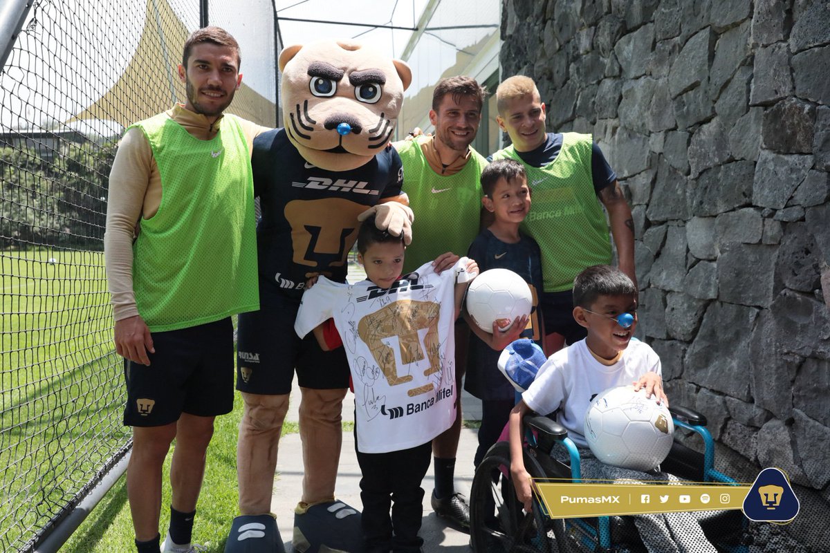 PumasMX's tweet photo. Goyo y nuestros pequeños aficionados nos sorprendieron durante el entrenamiento. ¡Gracias por las goyas, pumitas!

#SoyDePumas https://t.co/XUUUWhzNYA