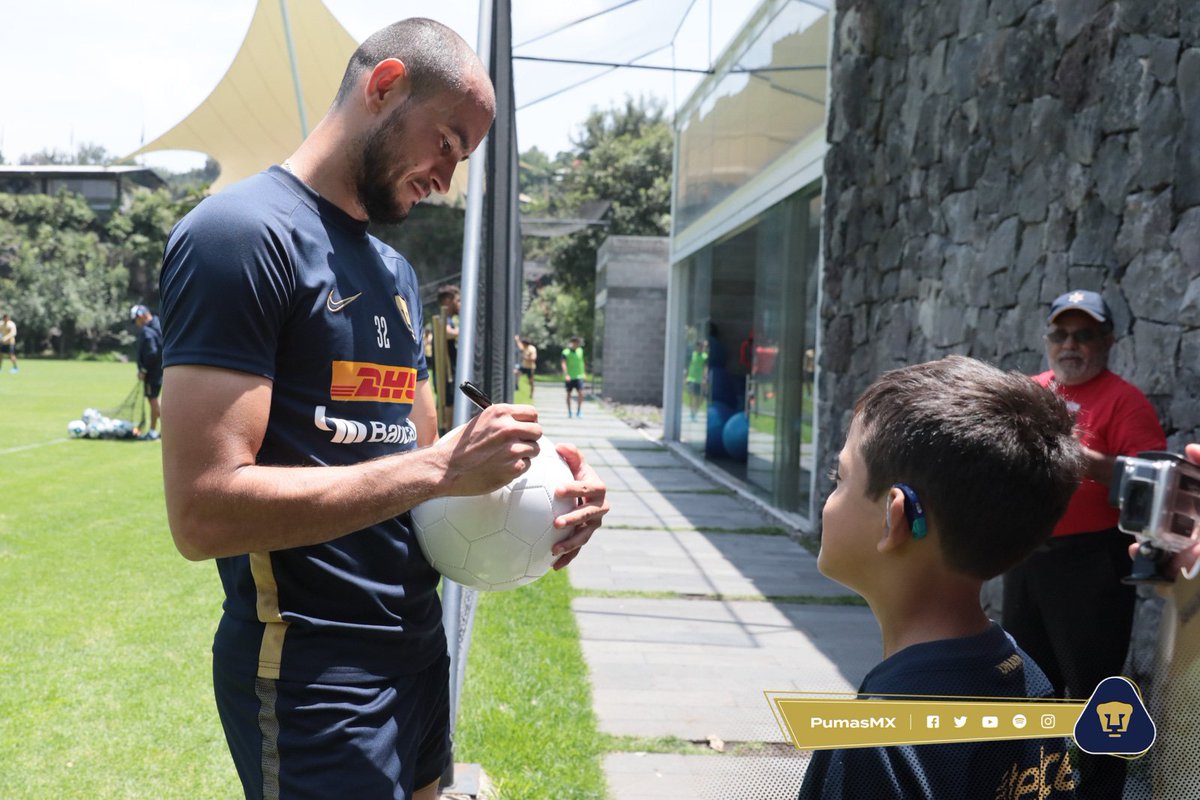 PumasMX's tweet photo. Goyo y nuestros pequeños aficionados nos sorprendieron durante el entrenamiento. ¡Gracias por las goyas, pumitas!

#SoyDePumas https://t.co/XUUUWhzNYA